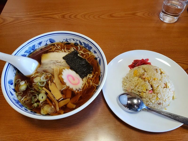 醤油ラーメンと半チャーハン